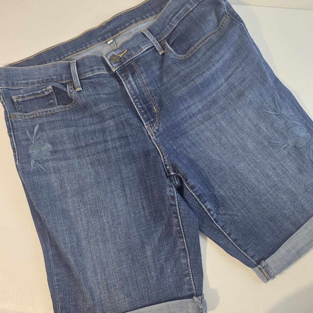 Levi Strauss Women's Mid Rise Bermuda Shorts Cuffed Denim Sz 14 (32) EUC Levi's